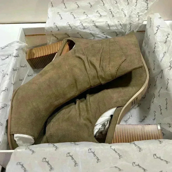 NIB!Qupid-Suede Khaki/Army Green Suede Back Zipper Peak a Boo Toe & Sides SZ 9 - Picture 8 of 11